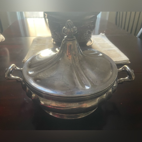 Meriden Silver Plate Covered Serving Bowl with Handles and Finial Lid - Picture 1 of 15